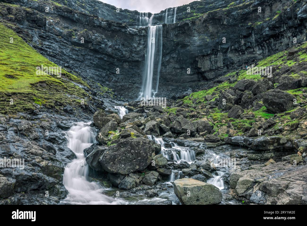 Cascata Fossa vicino a Haldarsvik nelle Isole Faroe Foto Stock