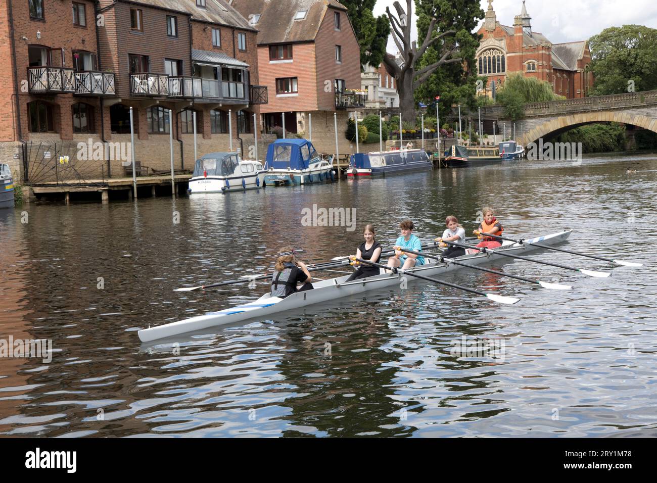 Giovani vogatori nello skiff a 4 posti vicino a Workman Bridge Evesham Worcestershire Regno Unito Foto Stock