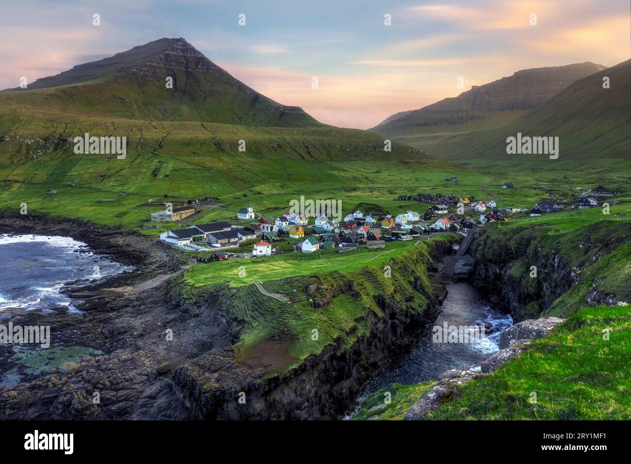 Il villaggio di Gjogv e il suo porto naturale nelle Isole Faroe Foto Stock