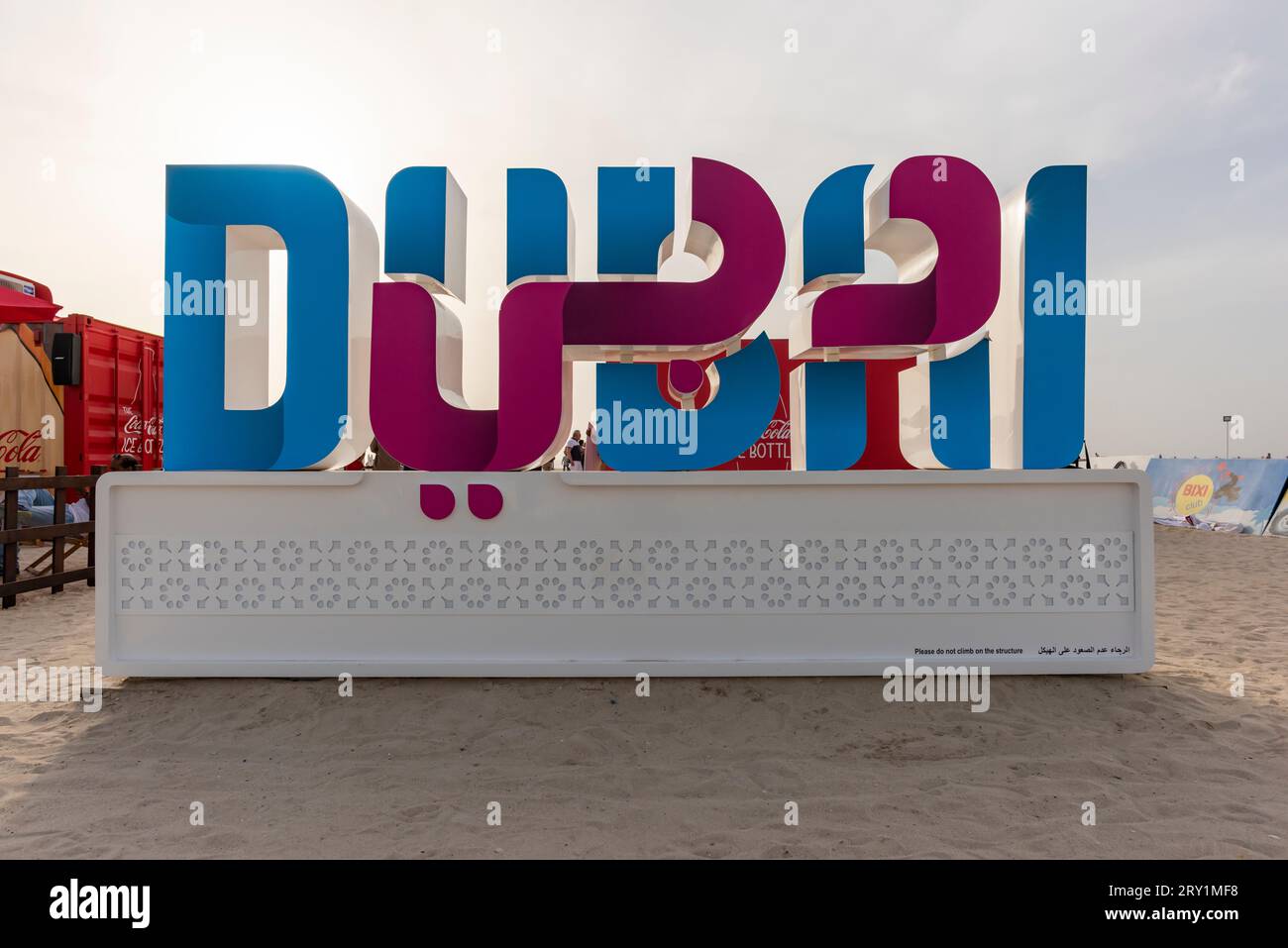 Dubai, Emirati Arabi Uniti, 13 maggio 2017. Iconico logo di Dubai in alfabeto romano e scritta araba sulla spiaggia Foto Stock