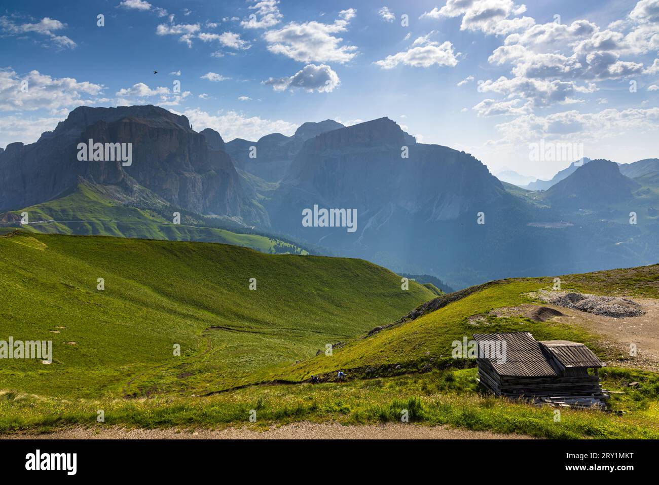 Vista sulle Dolomiti e sulla campagna della Val di Fassa Foto Stock