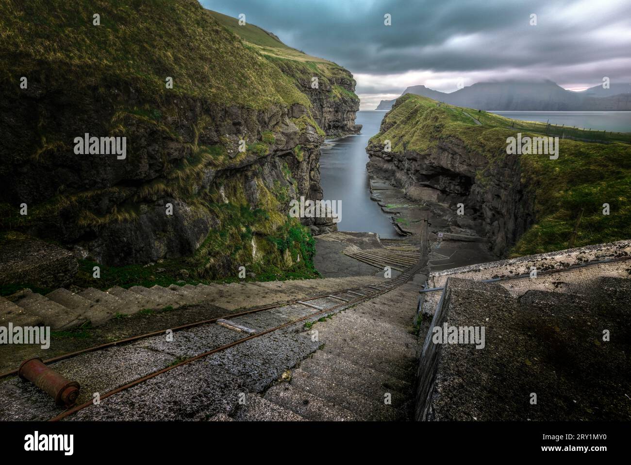 Il villaggio di Gjogv e il suo porto naturale nelle Isole Faroe Foto Stock