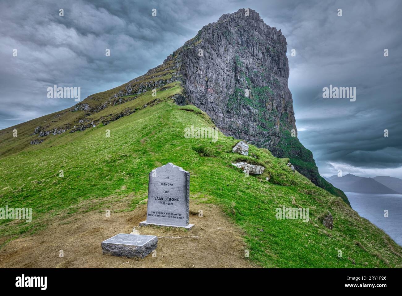 Faro di Kallur e pietra commemorativa di James Bond a Kalsoy, Isole Faroe Foto Stock