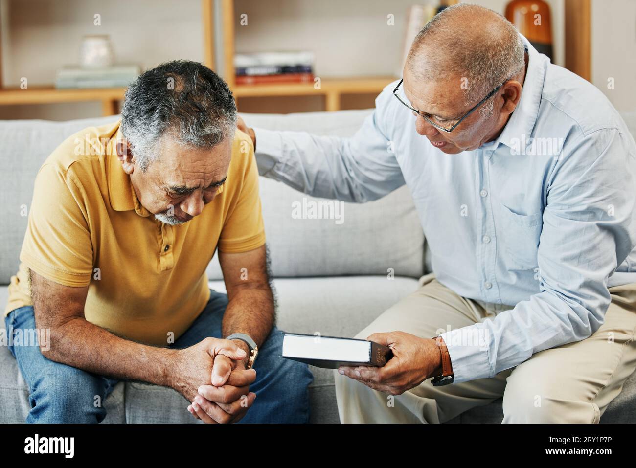 Uomini, casa e bibbia con preghiera per la fede, gesù e il culto, pastore e chiesa con consulenza. Uomini anziani, diversità e guida spirituale per Foto Stock