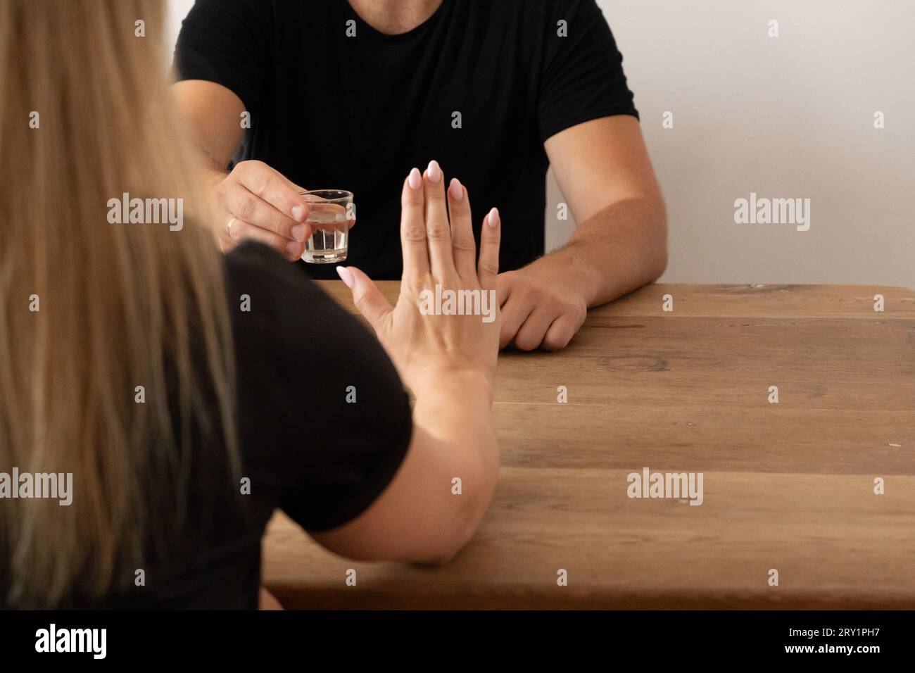 Donna, rifiutando l'alcol, non bevendo vodka, senza alcol Capodanno, NOLO, astinenza, affrontare problemi di alcol, dire di no alle bevande a social Gat Foto Stock