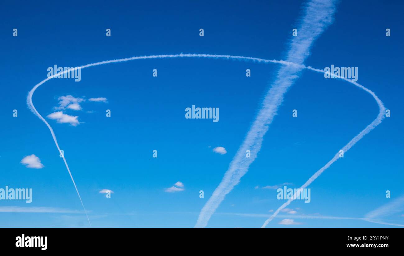 Traccia di condensazione dell'aereo che per qualche motivo ha dovuto tornare indietro Foto Stock
