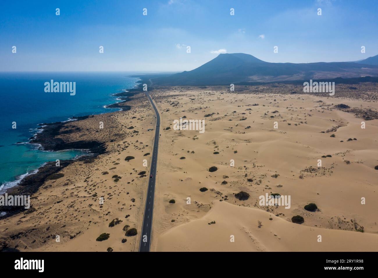 Europa, Spagna, Isole Canarie, Fuerteventura. Corralejo. Il Parco naturale delle dune di Corralejo. Montagna rossa, Montaña Roja sullo sfondo Foto Stock