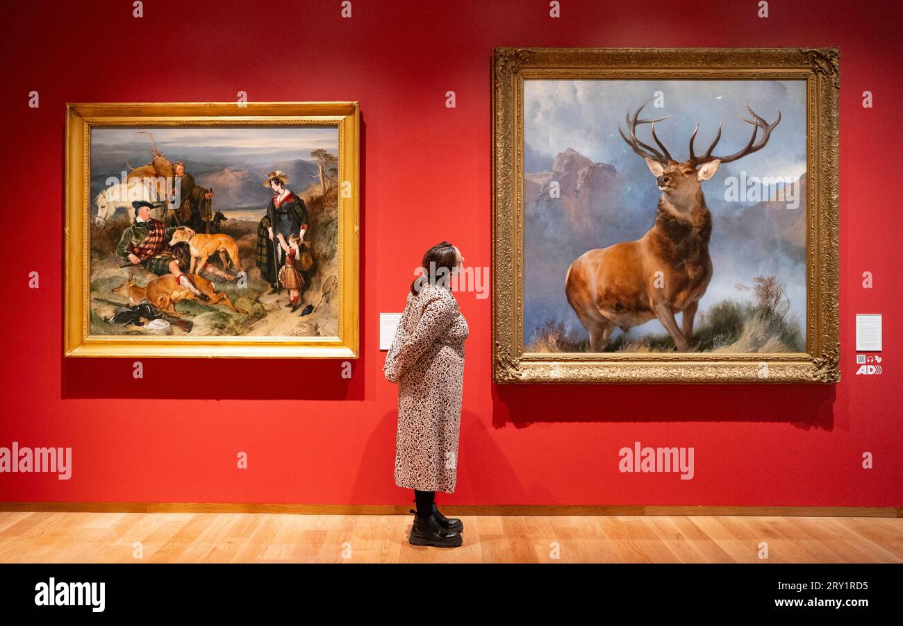 Edimburgo, Scozia, Regno Unito. 28 settembre 2023. La nuova ala della National Gallery of Scotland, è stata ufficialmente aperta oggi da Angus Robertson MSP accompagnato dal direttore generale delle Scottish National Galleries Sir John Leighton. La nuova estensione si apre dopo diversi anni di costruzione problematica e superamento dei costi. La galleria espone l'arte scozzese dalla metà del XIX secolo al XX secolo. PIC; The Monarch of the Glen di Edwin Landseer è uno dei famosi dipinti trasferiti nella nuova galleria. Iain Masterton/Alamy Live News Foto Stock