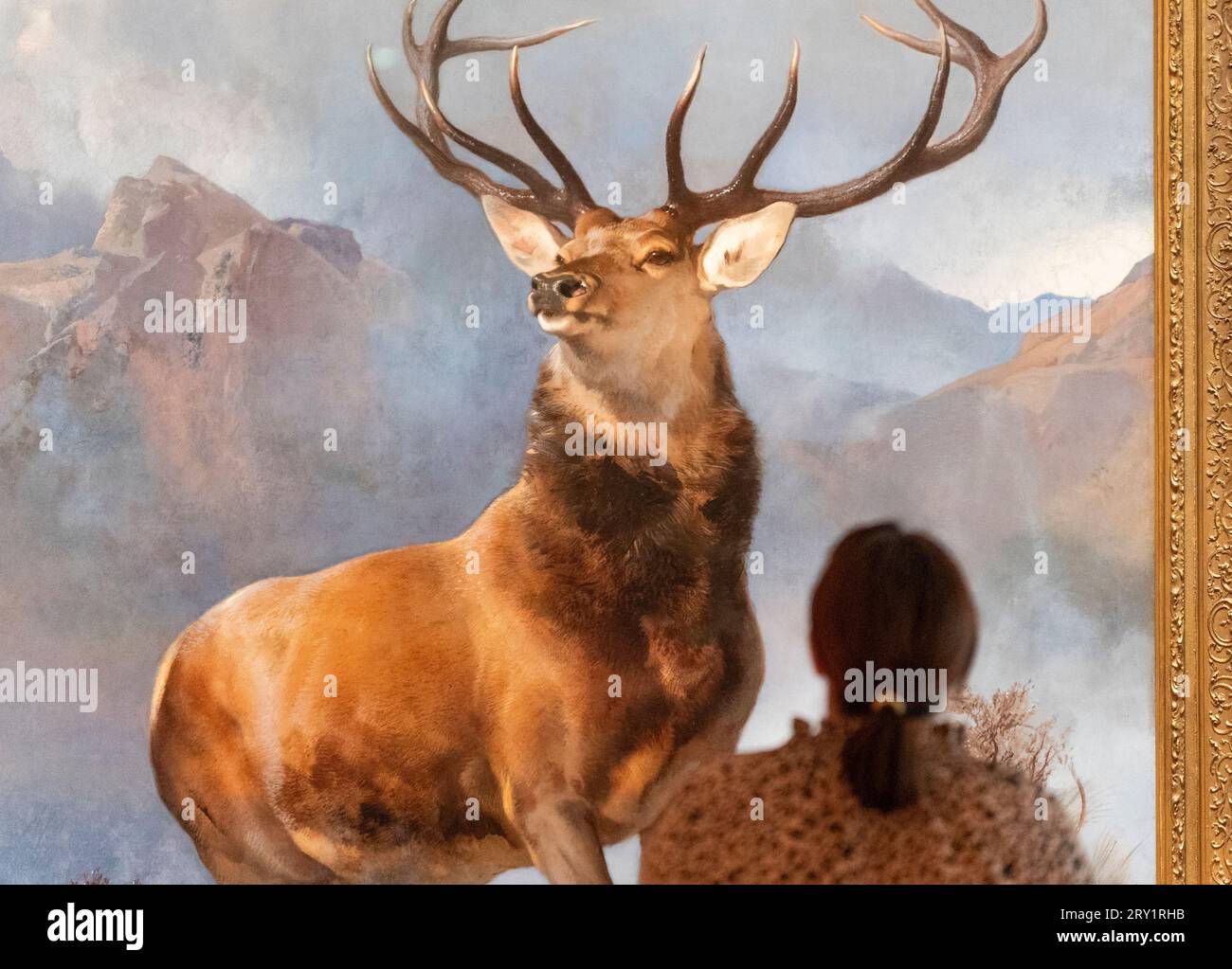 Edimburgo, Scozia, Regno Unito. 28 settembre 2023. La nuova ala della National Gallery of Scotland, è stata ufficialmente aperta oggi da Angus Robertson MSP accompagnato dal direttore generale delle Scottish National Galleries Sir John Leighton. La nuova estensione si apre dopo diversi anni di costruzione problematica e superamento dei costi. La galleria espone l'arte scozzese dalla metà del XIX secolo al XX secolo. PIC; The Monarch of the Glen di Edwin Landseer è uno dei famosi dipinti trasferiti nella nuova galleria. Iain Masterton/Alamy Live News Foto Stock