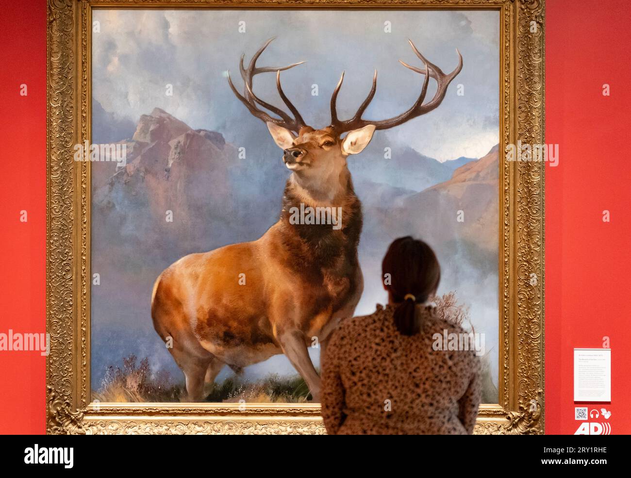 Edimburgo, Scozia, Regno Unito. 28 settembre 2023. La nuova ala della National Gallery of Scotland, è stata ufficialmente aperta oggi da Angus Robertson MSP accompagnato dal direttore generale delle Scottish National Galleries Sir John Leighton. La nuova estensione si apre dopo diversi anni di costruzione problematica e superamento dei costi. La galleria espone l'arte scozzese dalla metà del XIX secolo al XX secolo. PIC; The Monarch of the Glen di Edwin Landseer è uno dei famosi dipinti trasferiti nella nuova galleria. Iain Masterton/Alamy Live News Foto Stock