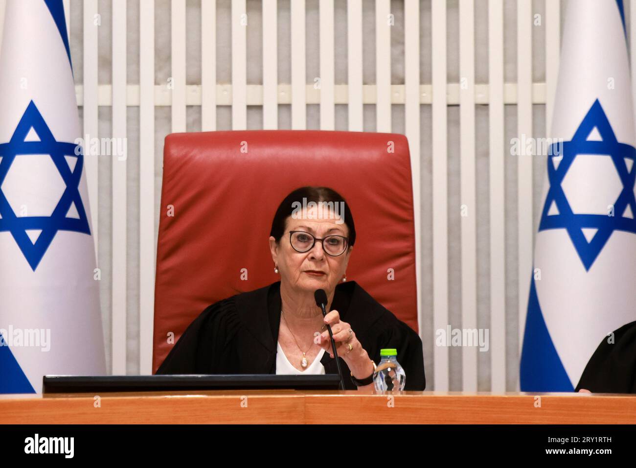 Il presidente della Corte Suprema israeliana Esther Hayut e i giudici si riuniscono per ascoltare le petizioni contro la legge che impedisce alla corte di ordinare potenzialmente al primo ministro di ricusarsi dall'incarico, nei locali del tribunale di Gerusalemme giovedì 28 settembre 2023. Foto della piscina di Menahem Kahana/UPI Foto Stock