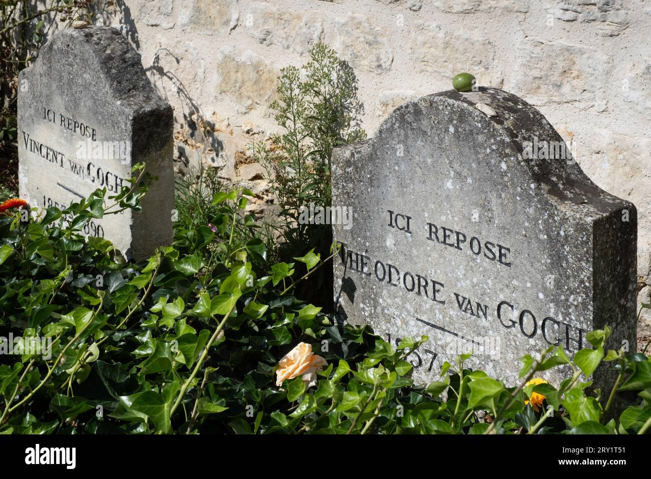 Lapidi del famoso pittore olandese Vincent van Gogh e di suo fratello Theo al cimitero di Auvers-sur-Oise, in Francia Foto Stock