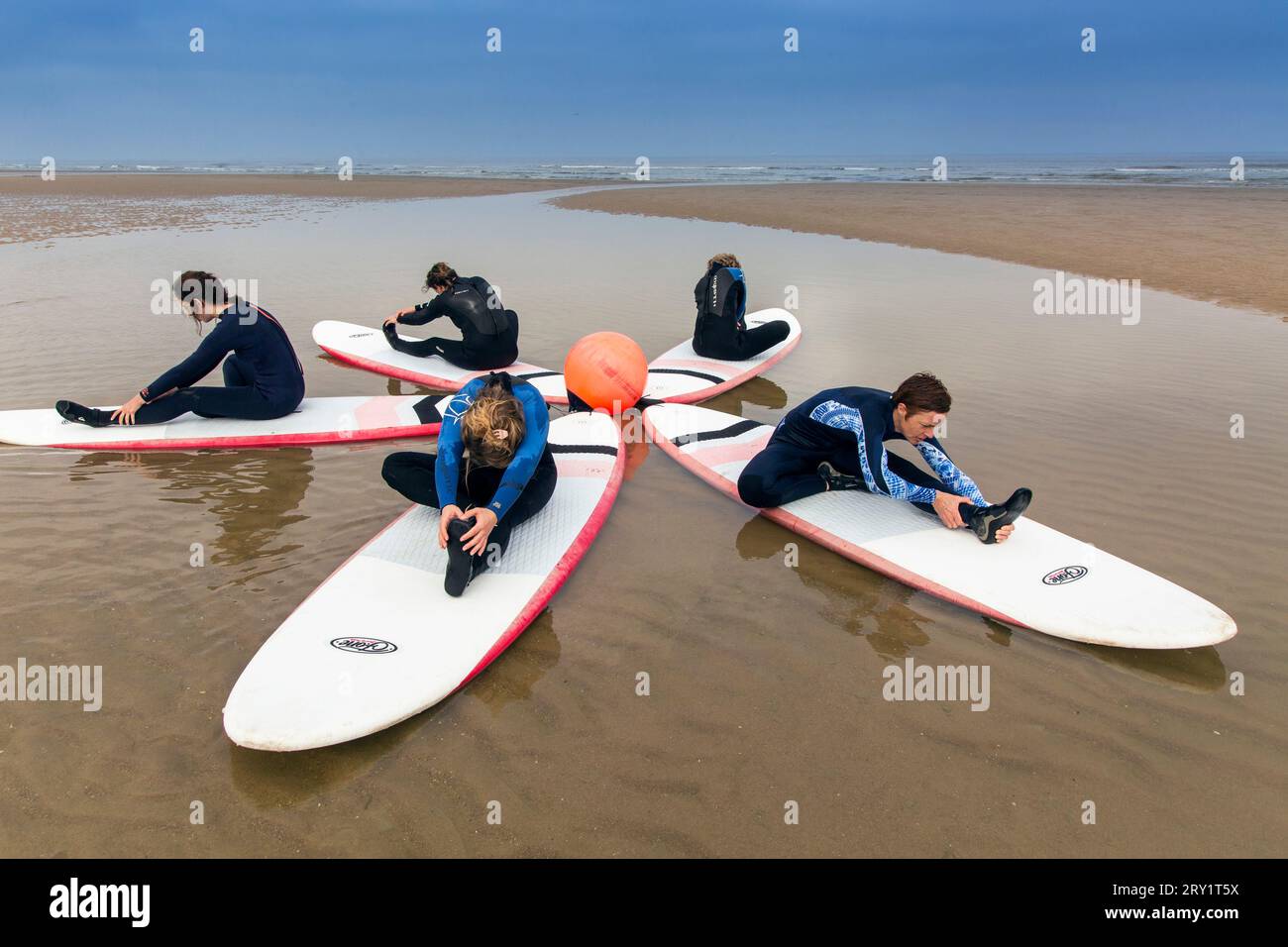 Lezione di paddle yoga di gruppo Foto Stock
