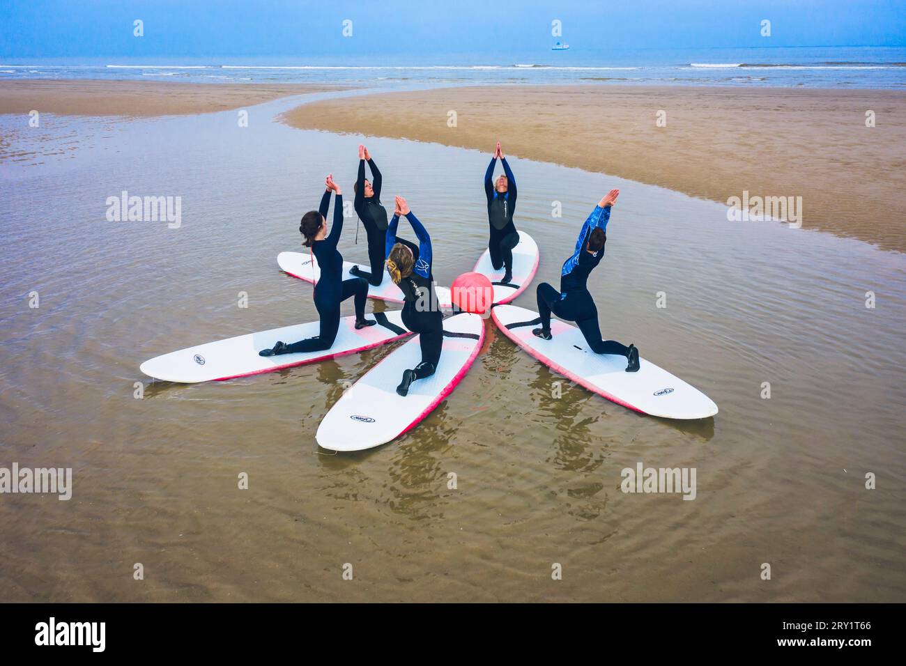 Lezione di paddle yoga di gruppo Foto Stock