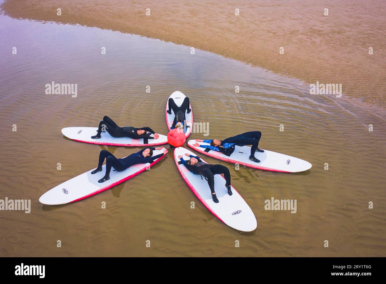 Lezione di paddle yoga di gruppo Foto Stock
