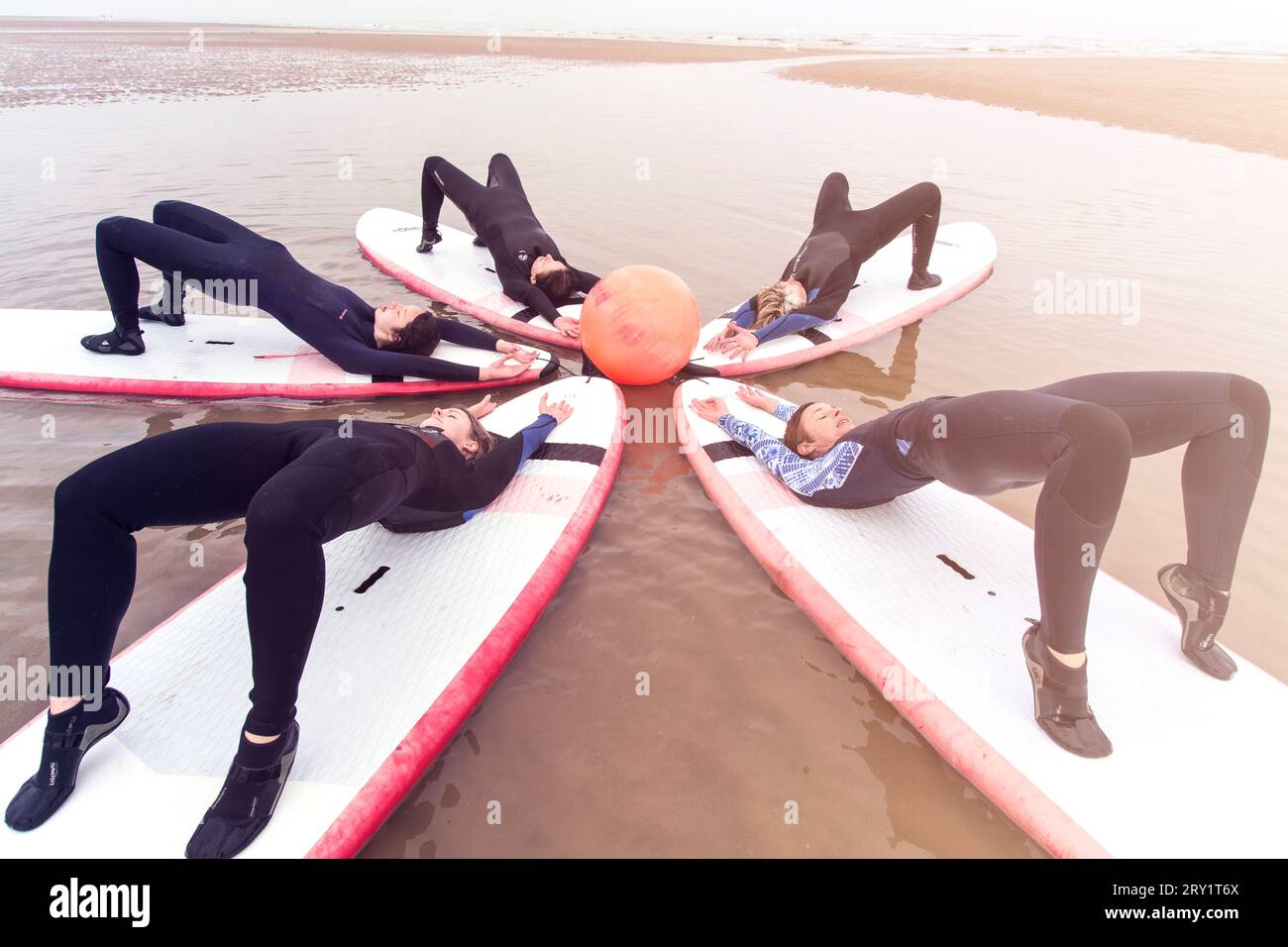 Lezione di paddle yoga di gruppo Foto Stock