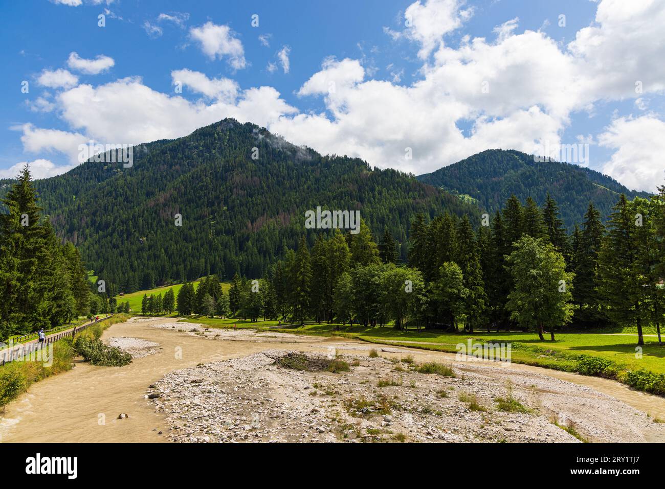 Una vista panoramica sulle Dolomiti e sulla campagna della Val di Fassa Foto Stock