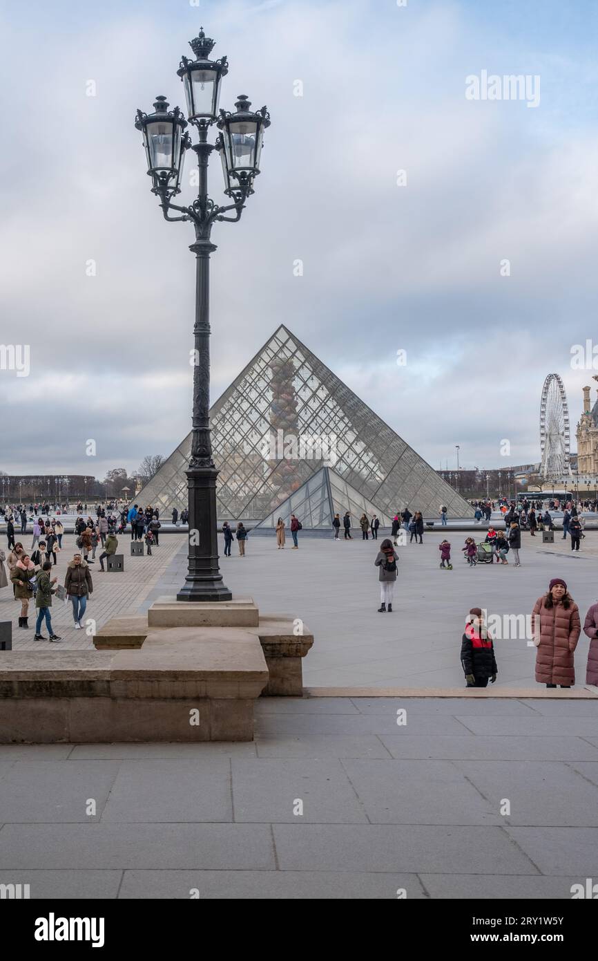 3 gennaio 2023 a Parigi, Francia: All'esterno del Museo del Louvre durante il giorno delle nuvole Foto Stock