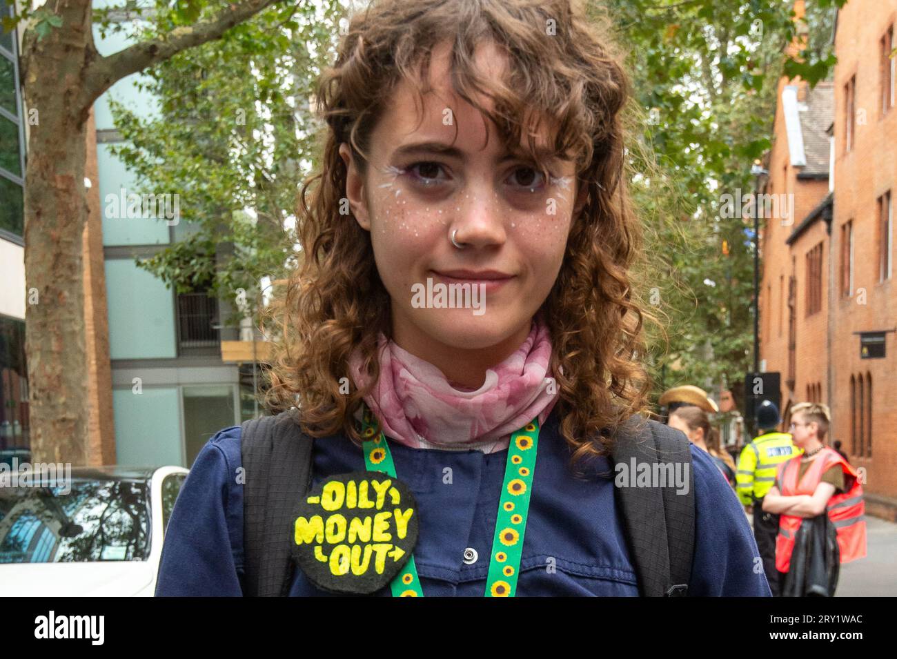 Londra, Regno Unito. 28 settembre 2023. I manifestanti di più di 40 gruppi ambientalisti e di fauna selvatica si sono Uniti oggi ai presentatori televisivi della BBC, Chris Packham e Megan McCubbin, fuori dagli uffici del Dipartimento per l'ambiente, l'alimentazione e gli affari rurali (DEFRA) a Londra, alla protesta Restore Nature Now. Dopo la pubblicazione del rapporto sullo stato della natura, manifestanti e ambientalisti chiedono al primo ministro Rishi Sunak e al governo di fare di più per proteggere la natura e l'ambiente nel Regno Unito. Una specie su sei nel Regno Unito è a rischio di estinzione. Proteste simili si sono svolte in tutto il Regno Unito Foto Stock