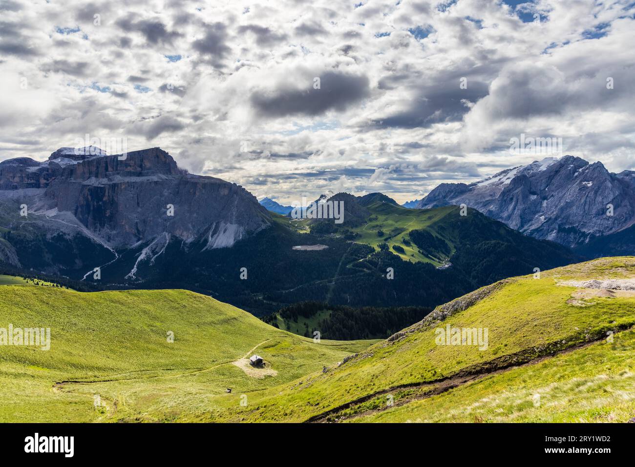Vista sulle Dolomiti e sulla campagna della Val di Fassa Foto Stock