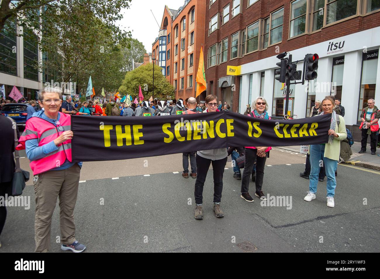 Londra, Regno Unito. 28 settembre 2023. I manifestanti di più di 40 gruppi ambientalisti e di fauna selvatica si sono Uniti oggi ai presentatori televisivi della BBC, Chris Packham e Megan McCubbin, fuori dagli uffici del Dipartimento per l'ambiente, l'alimentazione e gli affari rurali (DEFRA) a Londra, alla protesta Restore Nature Now. Dopo la pubblicazione del rapporto sullo stato della natura, manifestanti e ambientalisti chiedono al primo ministro Rishi Sunak e al governo di fare di più per proteggere la natura e l'ambiente nel Regno Unito. Una specie su sei nel Regno Unito è a rischio di estinzione. Proteste simili si sono svolte in tutto il Regno Unito Foto Stock