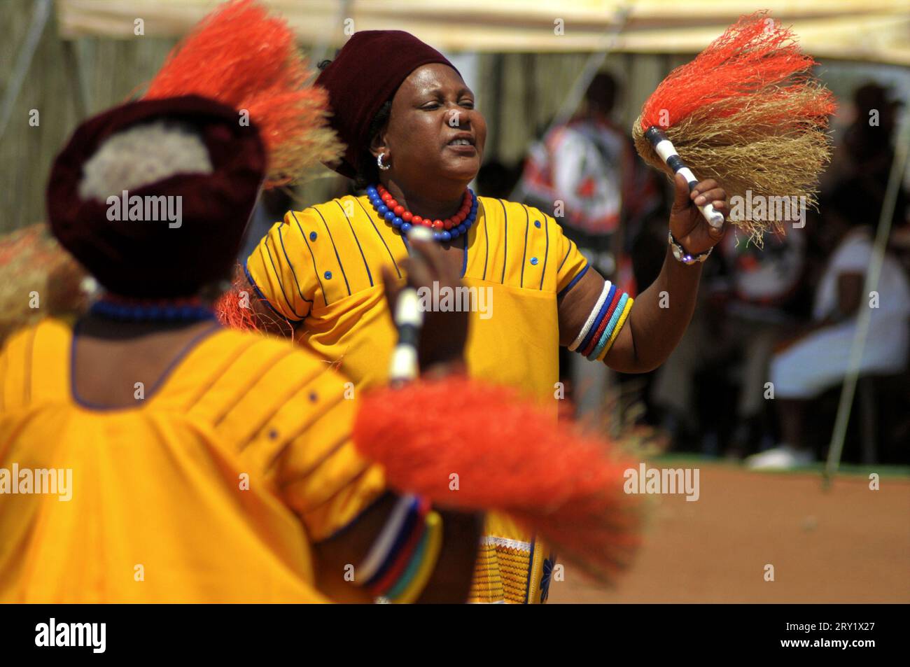 Una comunità africana osserva il secolare rituale di convocazione delle piogge attraverso un'elaborata cerimonia che prevede l'appagamento degli dei Foto Stock