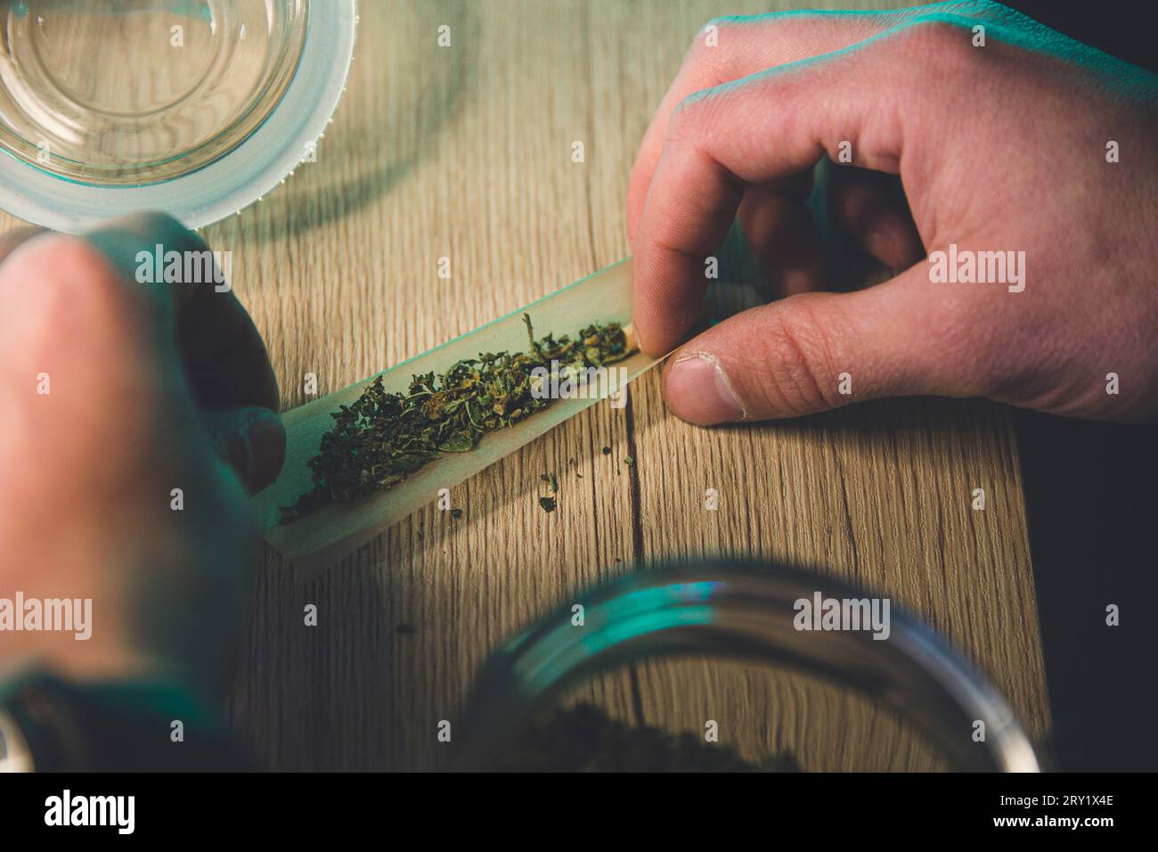 Sigaretta di canapa. CBD Foto Stock