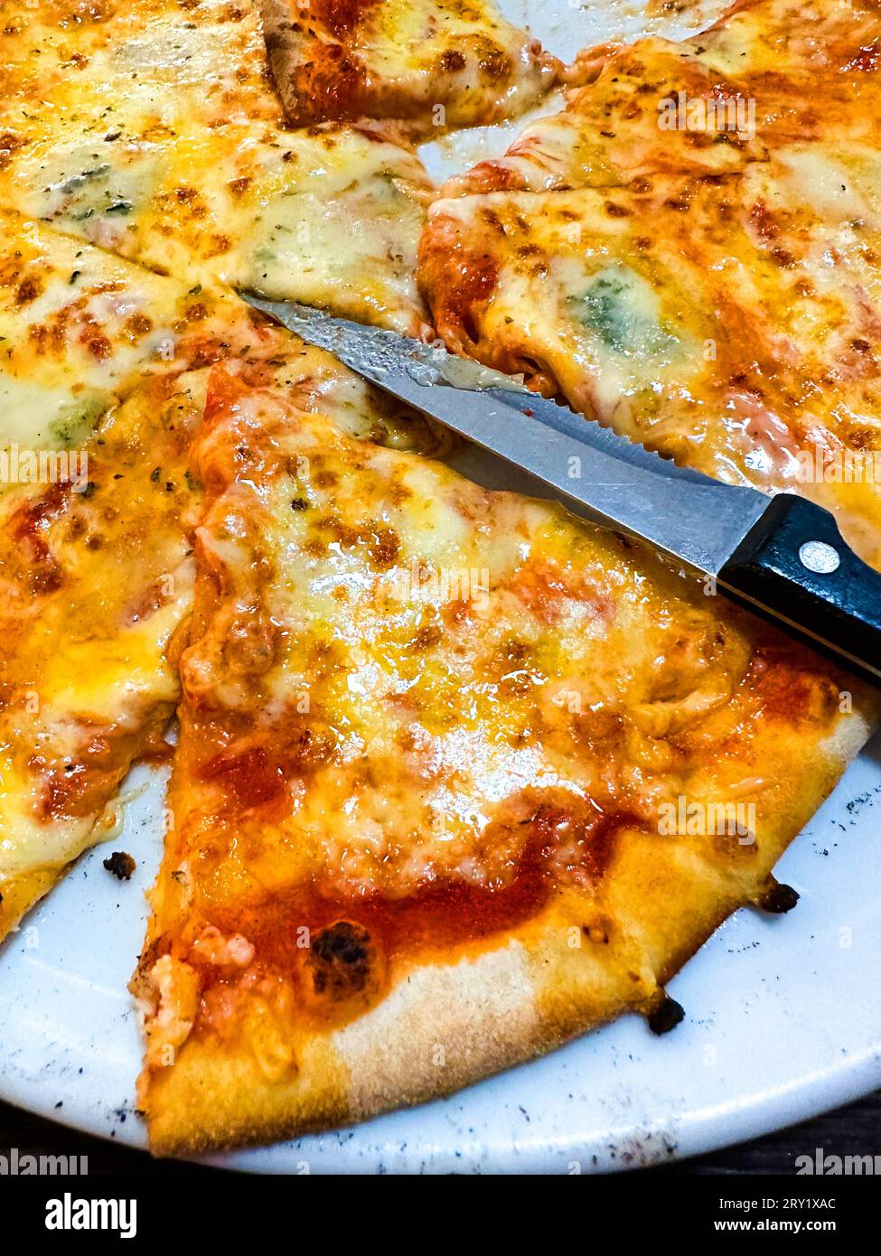 Cibo, 4 pizza al formaggio da vicino con un coltello Foto Stock