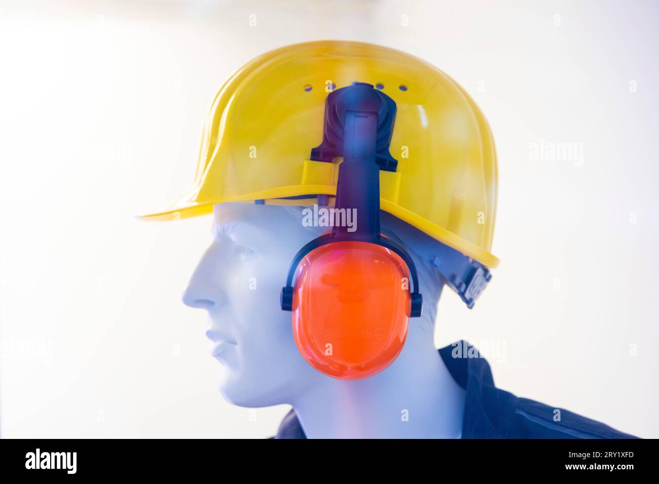 Manichino con prodotti di sicurezza Foto Stock
