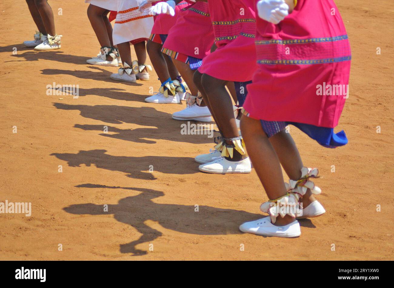 Una comunità africana osserva il secolare rituale di convocazione delle piogge attraverso un'elaborata cerimonia che prevede l'appagamento degli dei Foto Stock