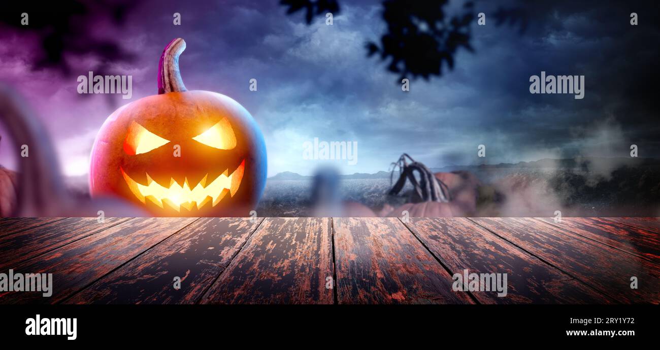 Impaginazione spaventosa del tavolo di halloween con una Lanterna Jack O. Foto Stock
