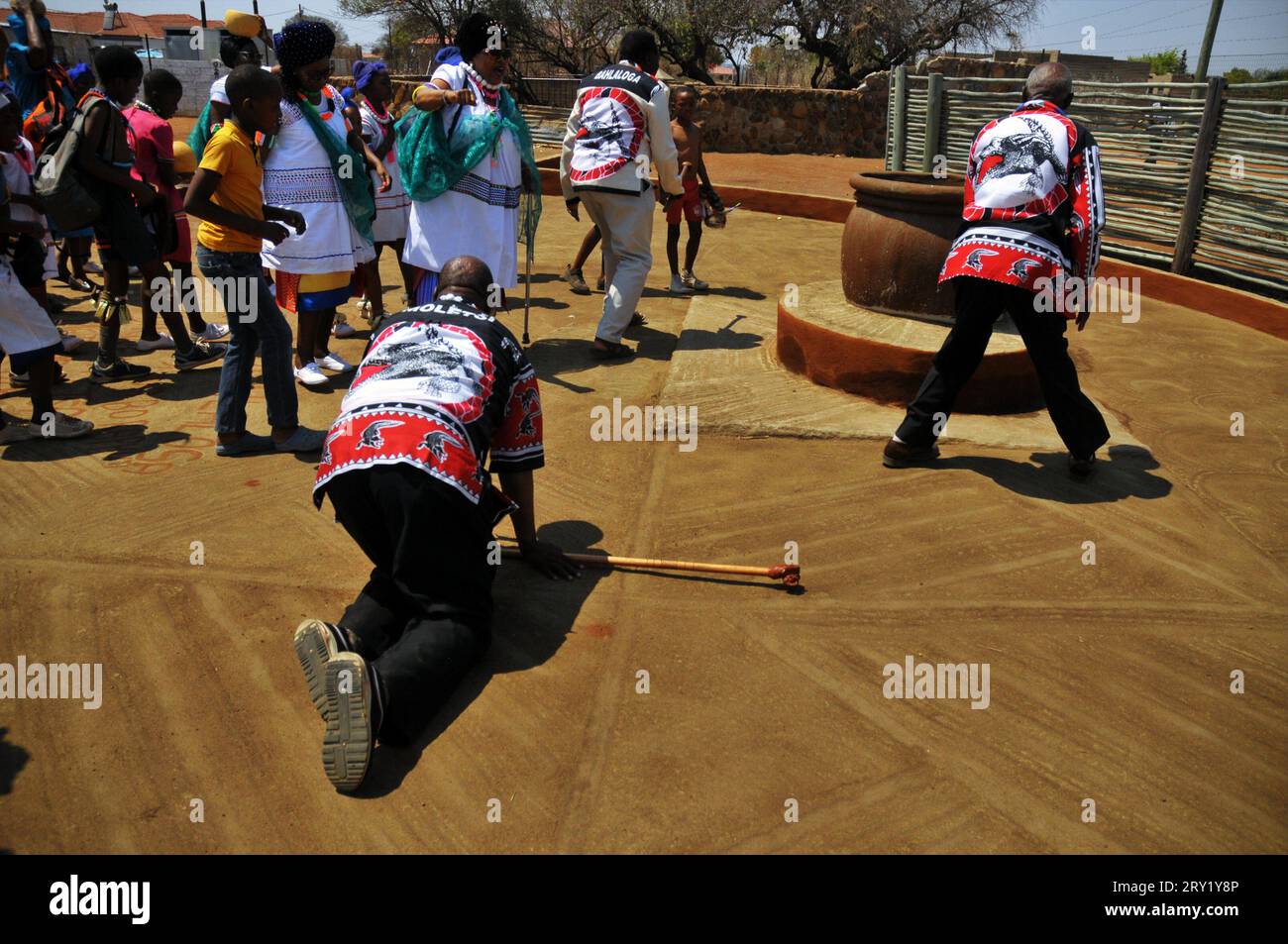 Una comunità africana osserva il secolare rituale di convocazione delle piogge attraverso un'elaborata cerimonia che prevede l'appagamento degli dei Foto Stock
