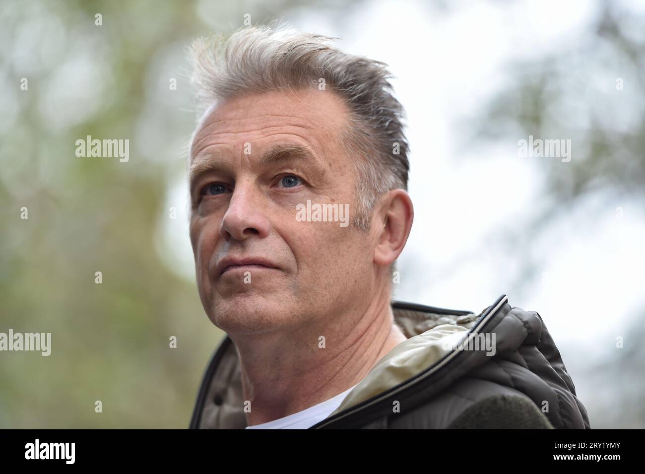 28 settembre 2023, Londra, Inghilterra, Regno Unito: Il presentatore televisivo della fauna selvatica CHRIS PACKHAM guida una coalizione di manifestanti in una manifestazione fuori dal quartier generale della DEFRA in risposta al rapporto sullo stato della natura..RSPB (Royal Society for the Protection of Birds), in associazione con DEFRA (Department for Environment Food and Rural Affairs) e una coalizione di organizzazioni di ricerca e fauna selvatica, pubblica il suo rapporto sullo stato della natura, che funge da controllo sanitario sulla fauna selvatica del Regno Unito. (Immagine di credito: © Thomas Krych/ZUMA Press Wire) SOLO USO EDITORIALE! Non per USO commerciale! Foto Stock