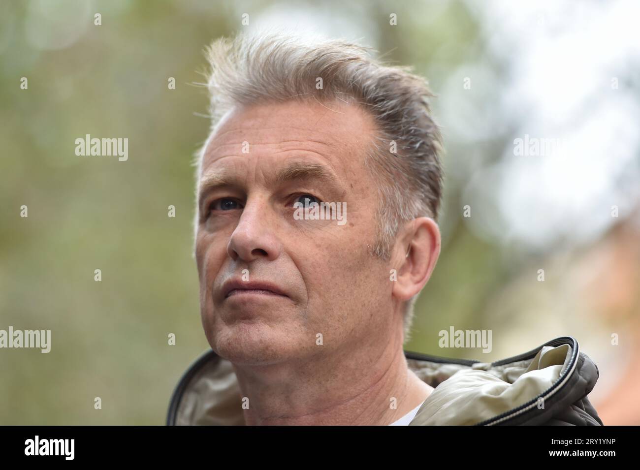 28 settembre 2023, Londra, Inghilterra, Regno Unito: Il presentatore televisivo della fauna selvatica CHRIS PACKHAM conduce una manifestazione faunistica fuori dal quartier generale della DEFRA in risposta al rapporto sullo stato della natura. L'RSPB e la DEFRA, insieme ad altre organizzazioni faunistiche, pubblicano il rapporto che valuta la salute della fauna selvatica del Regno Unito. (Immagine di credito: © Thomas Krych/ZUMA Press Wire) SOLO USO EDITORIALE! Non per USO commerciale! Foto Stock