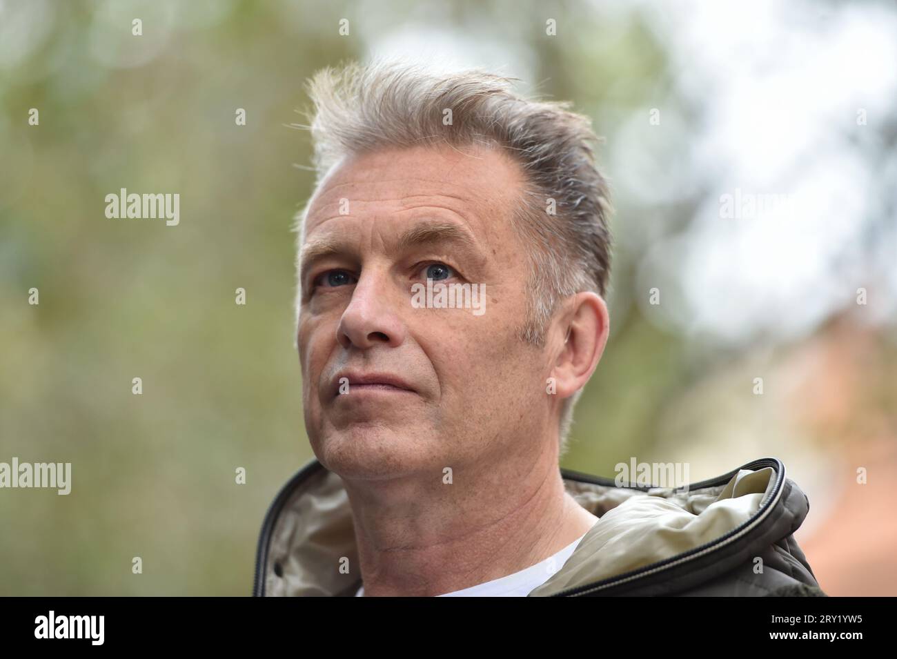 28 settembre 2023, Londra, Inghilterra, Regno Unito: Il presentatore televisivo della fauna selvatica CHRIS PACKHAM guida una coalizione di manifestanti in una manifestazione fuori dal quartier generale della DEFRA in risposta al rapporto sullo stato della natura..RSPB (Royal Society for the Protection of Birds), in associazione con DEFRA (Department for Environment Food and Rural Affairs) e una coalizione di organizzazioni di ricerca e fauna selvatica, pubblica il suo rapporto sullo stato della natura, che funge da controllo sanitario sulla fauna selvatica del Regno Unito. (Immagine di credito: © Thomas Krych/ZUMA Press Wire) SOLO USO EDITORIALE! Non per USO commerciale! Foto Stock
