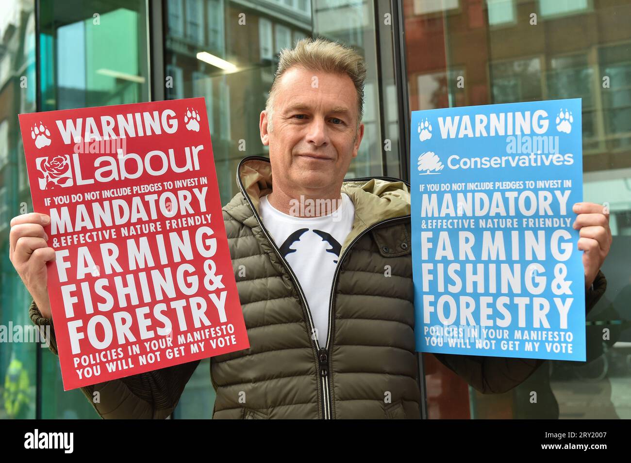 28 settembre 2023, Londra, Inghilterra, Regno Unito: Il presentatore televisivo della fauna selvatica CHRIS PACKHAM conduce una manifestazione faunistica fuori dal quartier generale della DEFRA in risposta al rapporto sullo stato della natura. L'RSPB e la DEFRA, insieme ad altre organizzazioni faunistiche, pubblicano il rapporto che valuta la salute della fauna selvatica del Regno Unito. (Immagine di credito: © Thomas Krych/ZUMA Press Wire) SOLO USO EDITORIALE! Non per USO commerciale! Foto Stock