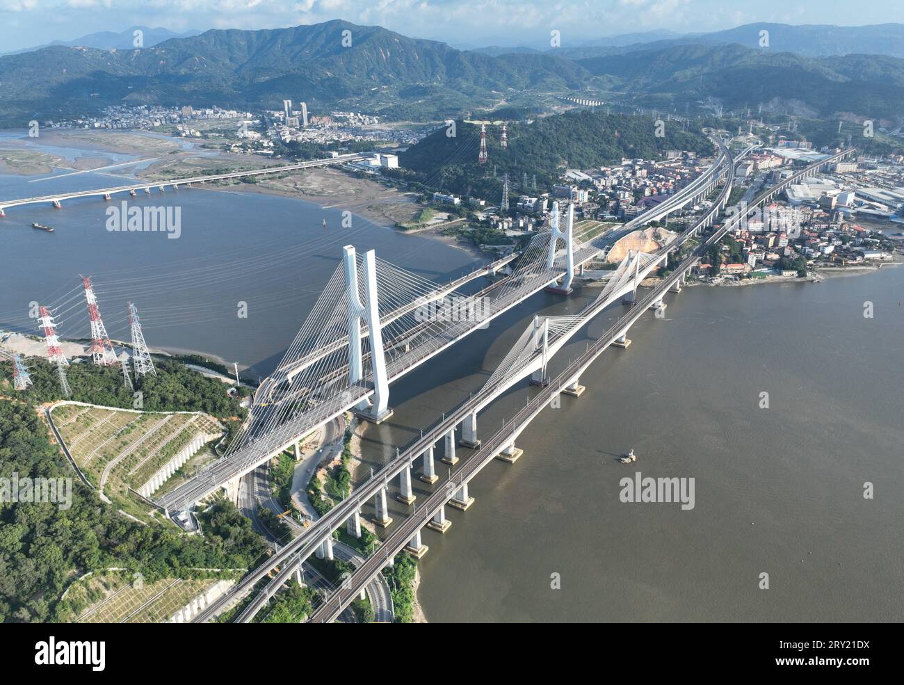 (230928) -- FUZHOU, 28 settembre 2023 (Xinhua) -- questa foto aerea scattata il 26 settembre 2023 mostra il ponte del fiume Wulong (3rd R) lungo la ferrovia ad alta velocità Fuzhou-Xiamen-Zhangzhou nella provincia del Fujian della Cina sud-orientale. La ferrovia ad alta velocità più veloce della Cina ha iniziato a funzionare giovedì, con treni che viaggiano a una velocità massima di 350 km/h lungo la costa occidentale dello stretto di Taiwan. Un treno proiettile Fuxing G9801 partì da Fuzhou, la capitale della provincia del Fujian della Cina sud-orientale, alle 9:15 del mattino, segnando l'apertura della ferrovia ad alta velocità Fuzhou-Xiamen-Zhangzhou di 277 km. Questa è la Cina Foto Stock