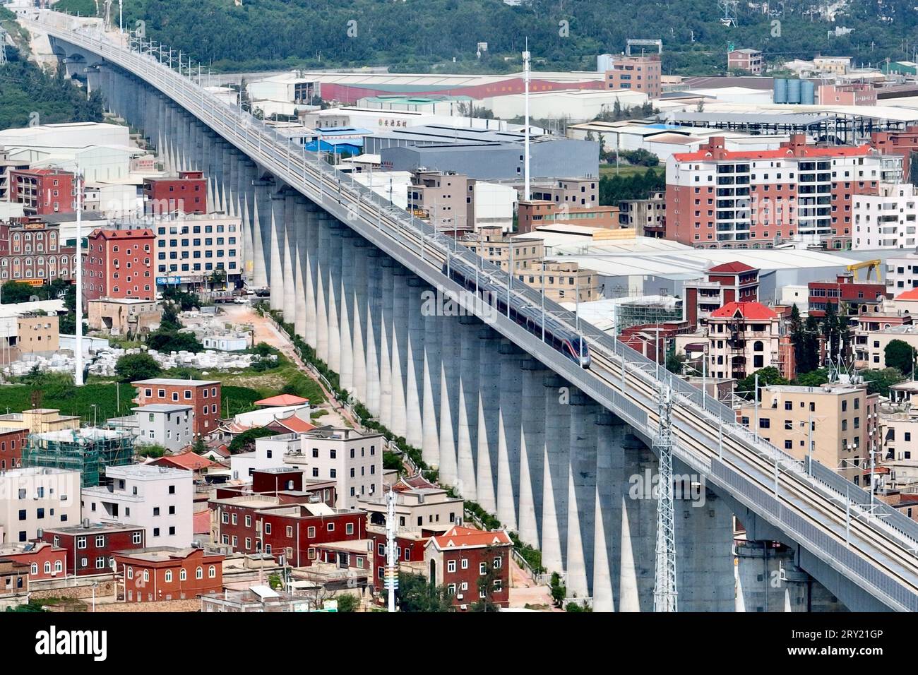 FUZHOU, 28 settembre 2023 (Xinhua) -- questa foto aerea scattata il 19 settembre 2023 mostra una parte del ponte marittimo di Anhai Bay lungo la ferrovia ad alta velocità Fuzhou-Xiamen-Zhangzhou nella provincia del Fujian della Cina sud-orientale. La ferrovia ad alta velocità più veloce della Cina ha iniziato a funzionare giovedì, con treni che viaggiano a una velocità massima di 350 km/h lungo la costa occidentale dello stretto di Taiwan. Un treno proiettile Fuxing G9801 partì da Fuzhou, la capitale della provincia del Fujian della Cina sud-orientale, alle 9:15 del mattino, segnando l'apertura della ferrovia ad alta velocità Fuzhou-Xiamen-Zhangzhou di 277 km. Questo sì Foto Stock