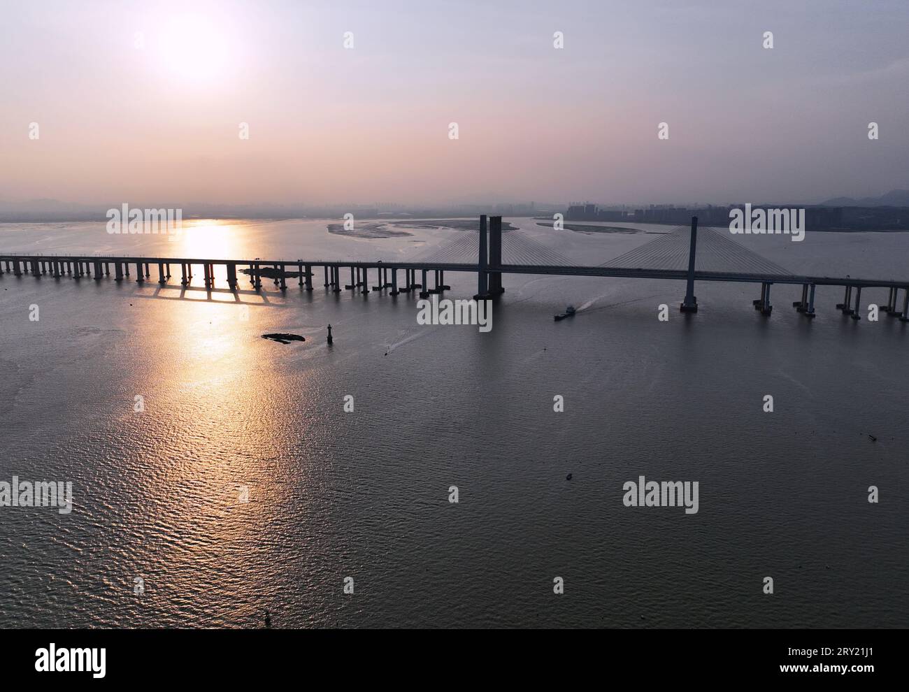 FUZHOU, 28 settembre 2023 (Xinhua) -- questa foto aerea scattata il 18 settembre 2023 mostra il ponte sul mare della baia di Quanzhou lungo la ferrovia ad alta velocità Fuzhou-Xiamen-Zhangzhou nella provincia del Fujian della Cina sud-orientale. La ferrovia ad alta velocità più veloce della Cina ha iniziato a funzionare giovedì, con treni che viaggiano a una velocità massima di 350 km/h lungo la costa occidentale dello stretto di Taiwan. Un treno proiettile Fuxing G9801 partì da Fuzhou, la capitale della provincia del Fujian della Cina sud-orientale, alle 9:15 del mattino, segnando l'apertura della ferrovia ad alta velocità Fuzhou-Xiamen-Zhangzhou di 277 km. Questa è la Cina" Foto Stock