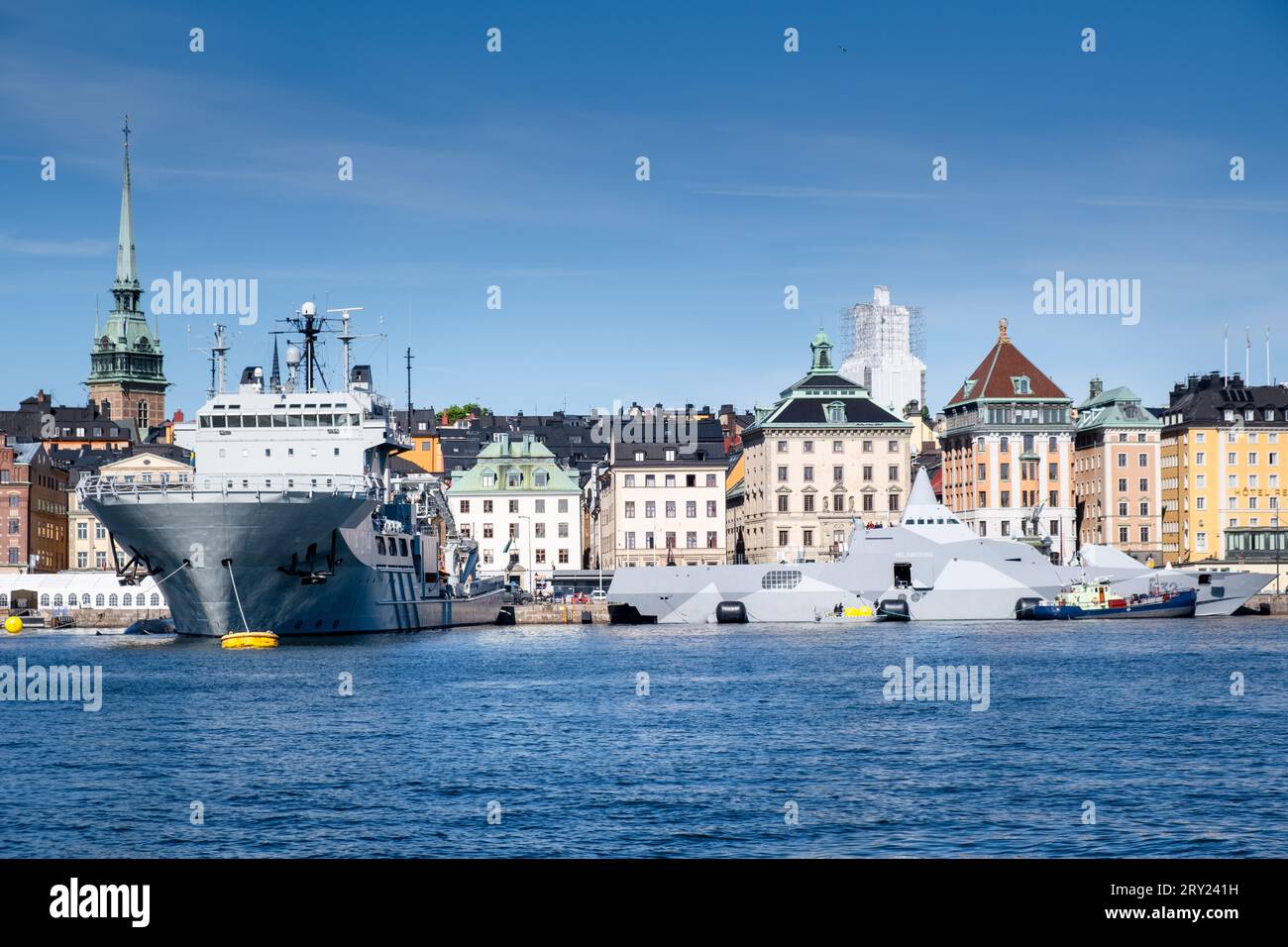 Navi della Marina svedese HSwMS HSwMS Helsingborg (K32) Visby Class Corvette e HSwMS Belos (A214) nave di salvataggio sottomarino a Stoccolma. Foto: Rob Watkins Foto Stock