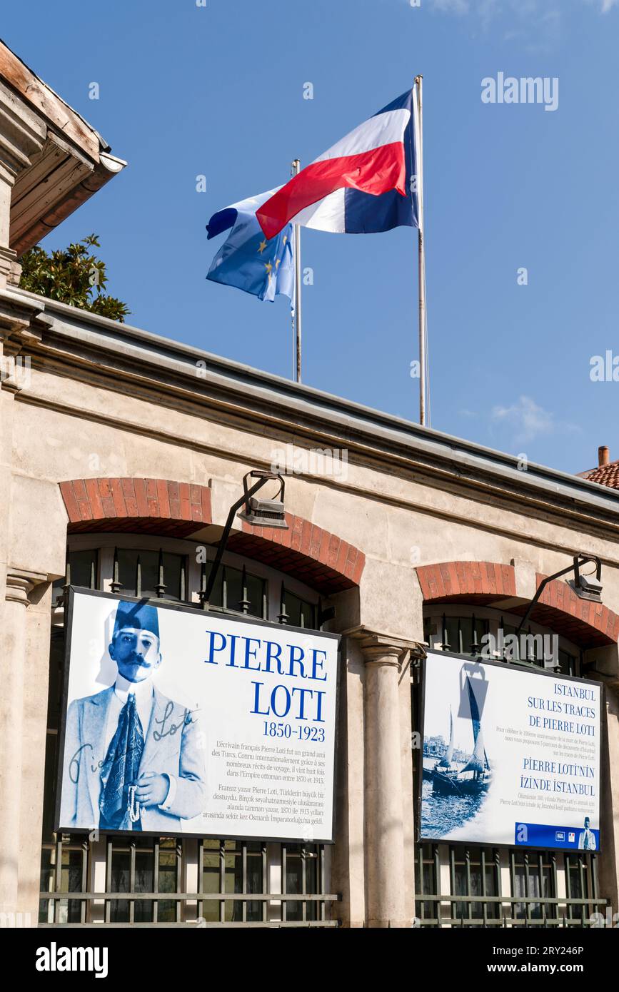 Istanbul, Turchia - 17 settembre 2023: Consolato generale di Francia e foto di Pierre Loti, ufficiale di marina e romanziere francese e Ista Foto Stock