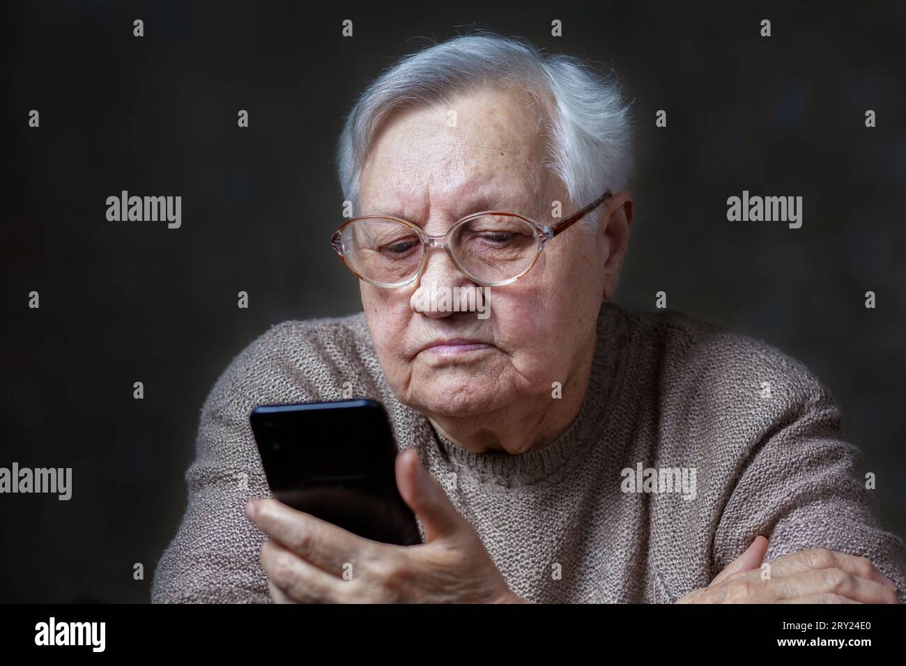 Nonna con gli occhiali che guardano lo smartphone, primo piano Foto Stock