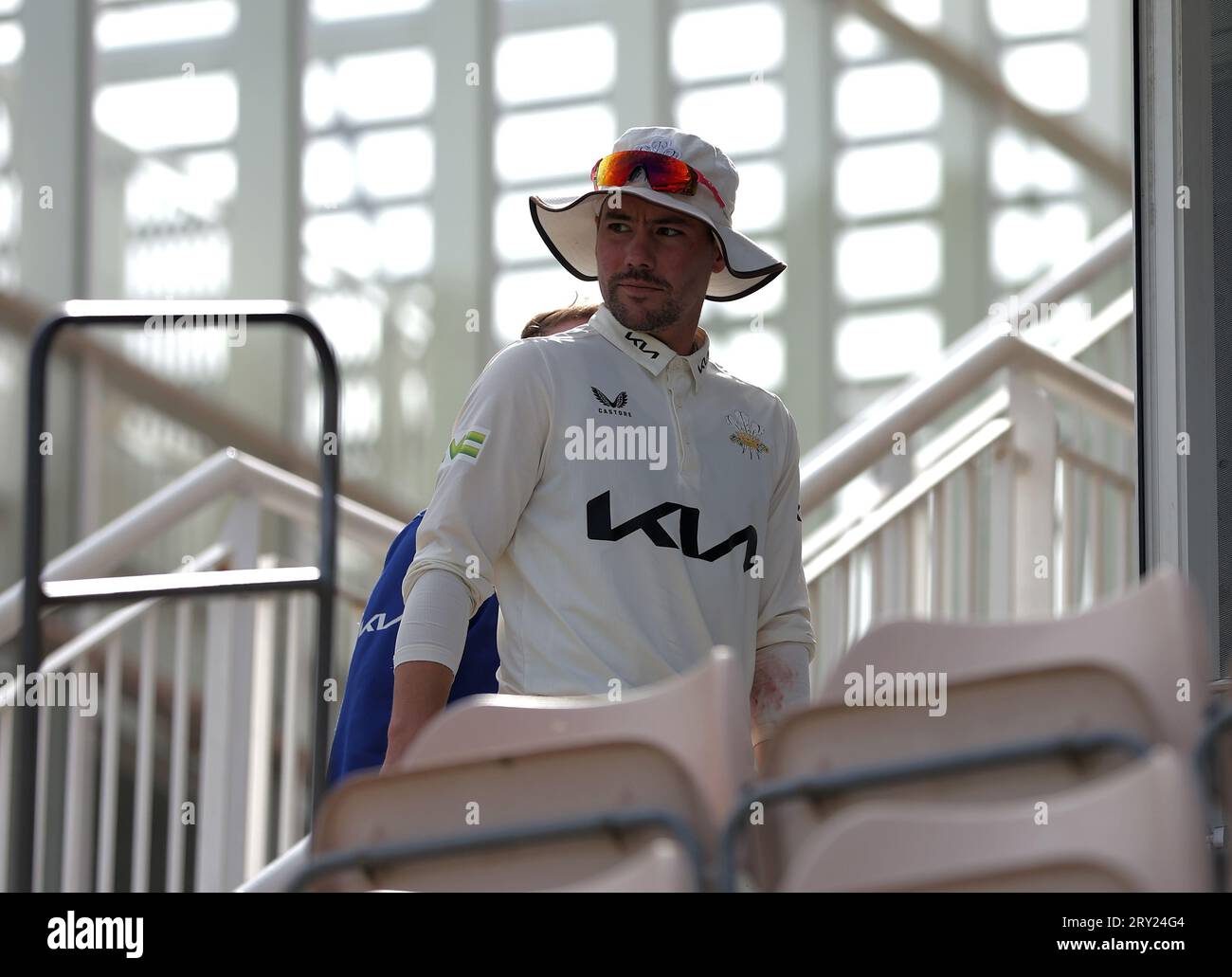 Surrey's Rory Burns in tribuna durante il terzo giorno della partita del LV= Insurance County Championship all'Ageas Bowl di Southampton. Data foto: Giovedì 28 settembre 2023. Foto Stock