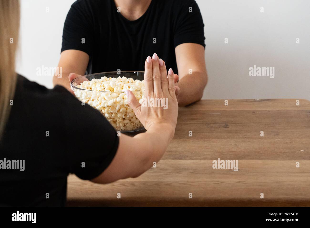 Popcorn donna in declino: Evitare grassi malsani, snack salati, astuzia snack, dieta chetogenica, dieta carnivore, dieta a basso contenuto di carboidrati, senza consumo Foto Stock