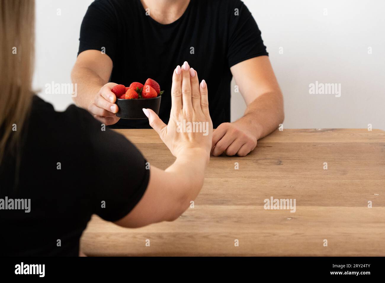 Donna che evita le fragole: Allergie alimentari, intolleranze alimentari, eliminazione della frutta, digiuno intermittente, giorni senza snack, mettere fine allo snack Foto Stock