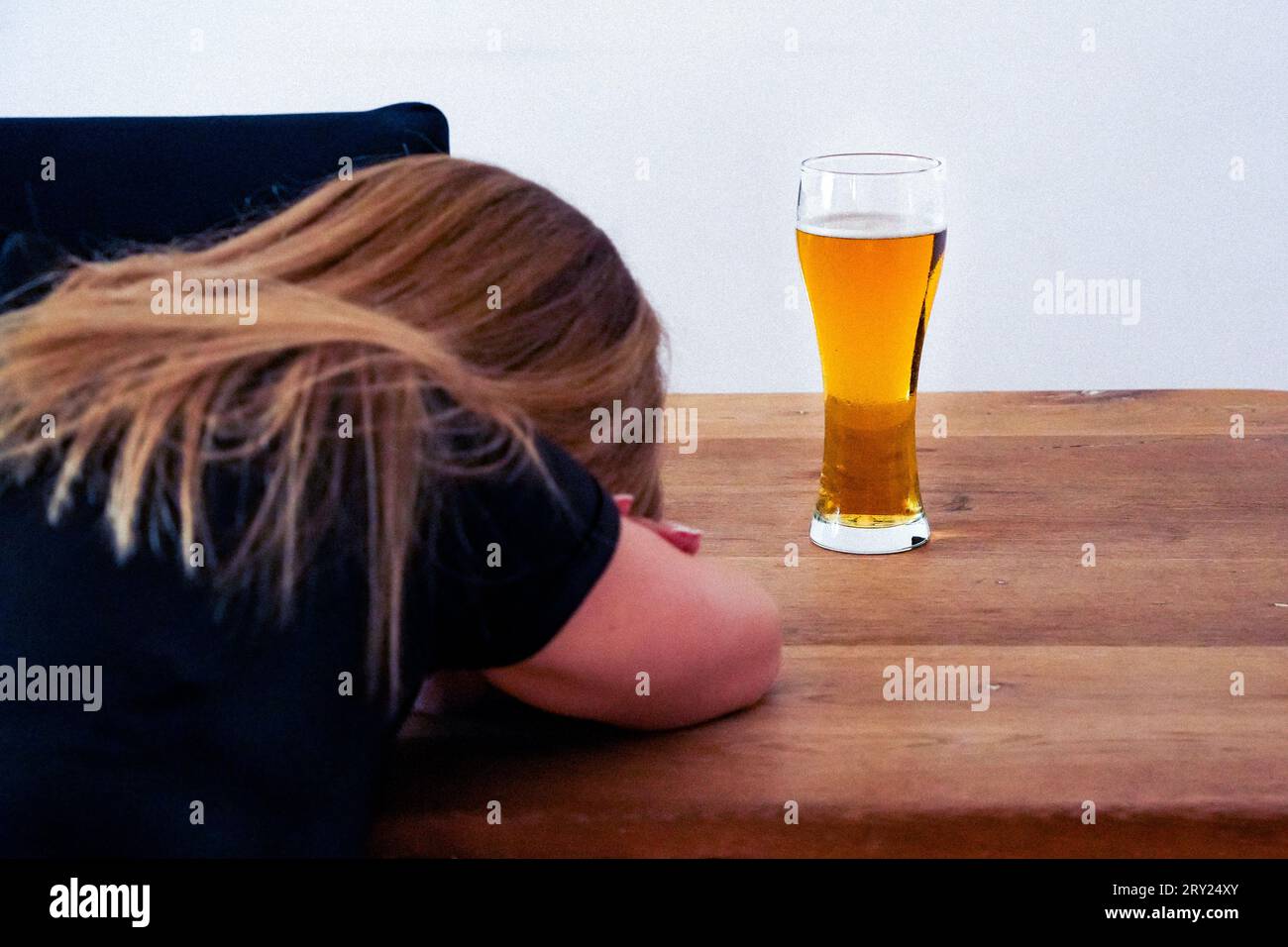 Donna tenta di tacere problemi con l'alcol: Burnout professionale, birra, abuso di alcool, depressione, dolore, solitudine, stanchezza, alcol per Relaxa Foto Stock