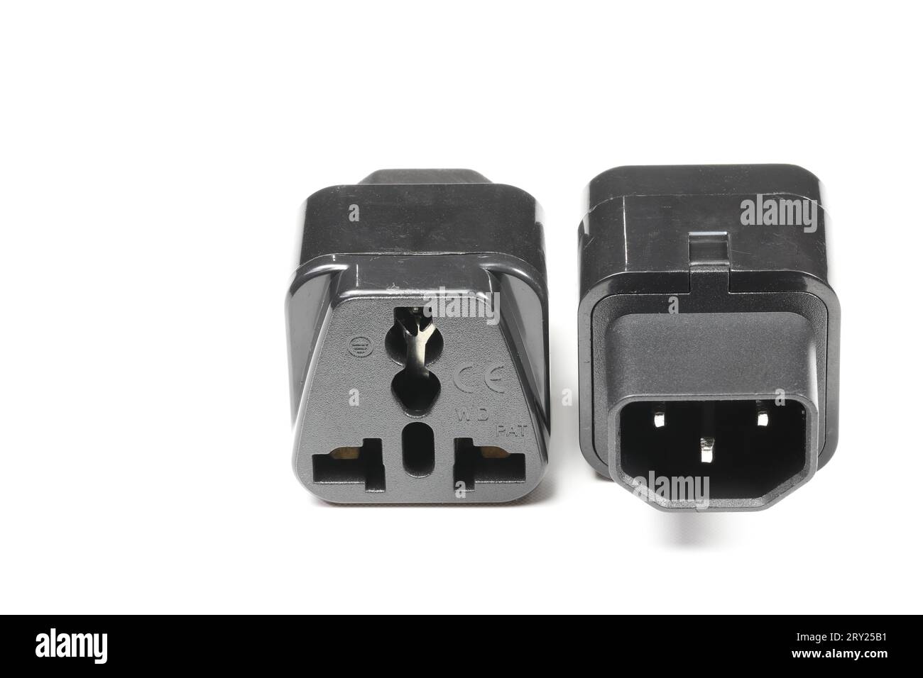 Connettore IEC, adattatore APC IEC320 C14 maschio a femmina universale per la conversione dell'alimentazione c.a. di uso domestico e simili usi generici. Adattatore per il collegamento. Foto Stock