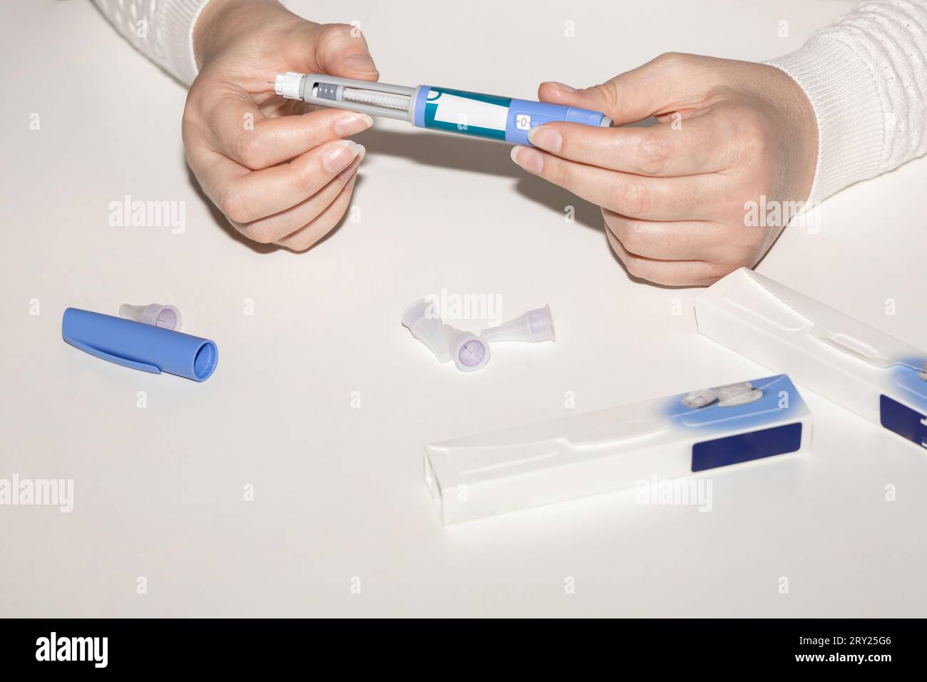 Siringa-penna per insulina in mano su sfondo bianco isolato. Insulina per  diabetici Foto stock - Alamy