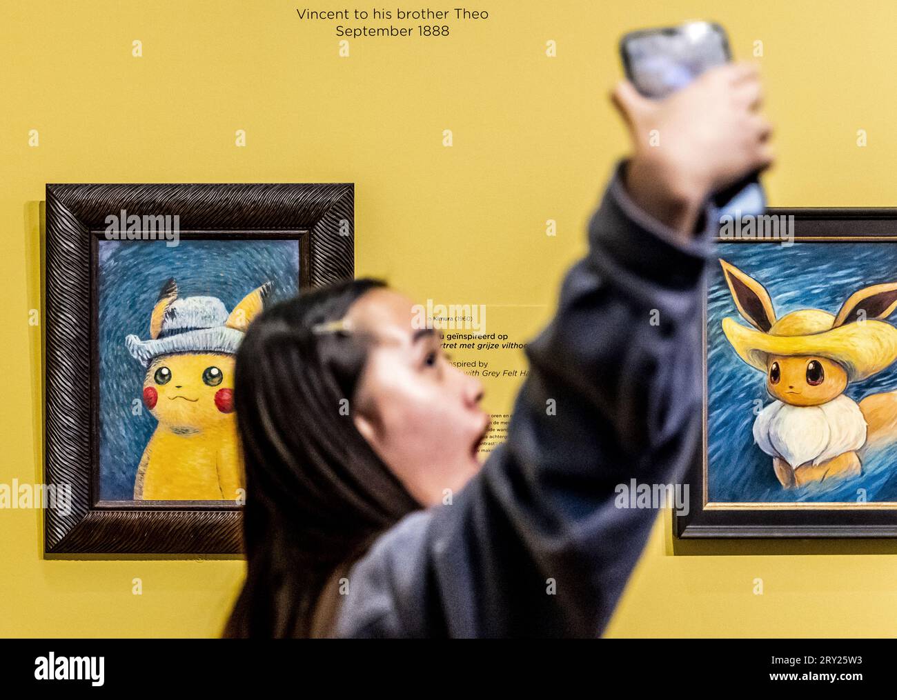 AMSTERDAM - dipinti nel Museo Van Gogh di artisti ispirati ai Pokémon. Alcune delle opere più note di Vincent van Gogh hanno ispirato i sei dipinti che gli artisti hanno creato di Pokémon. ANP REMKO DE WAAL netherlands Out - belgium Out Foto Stock