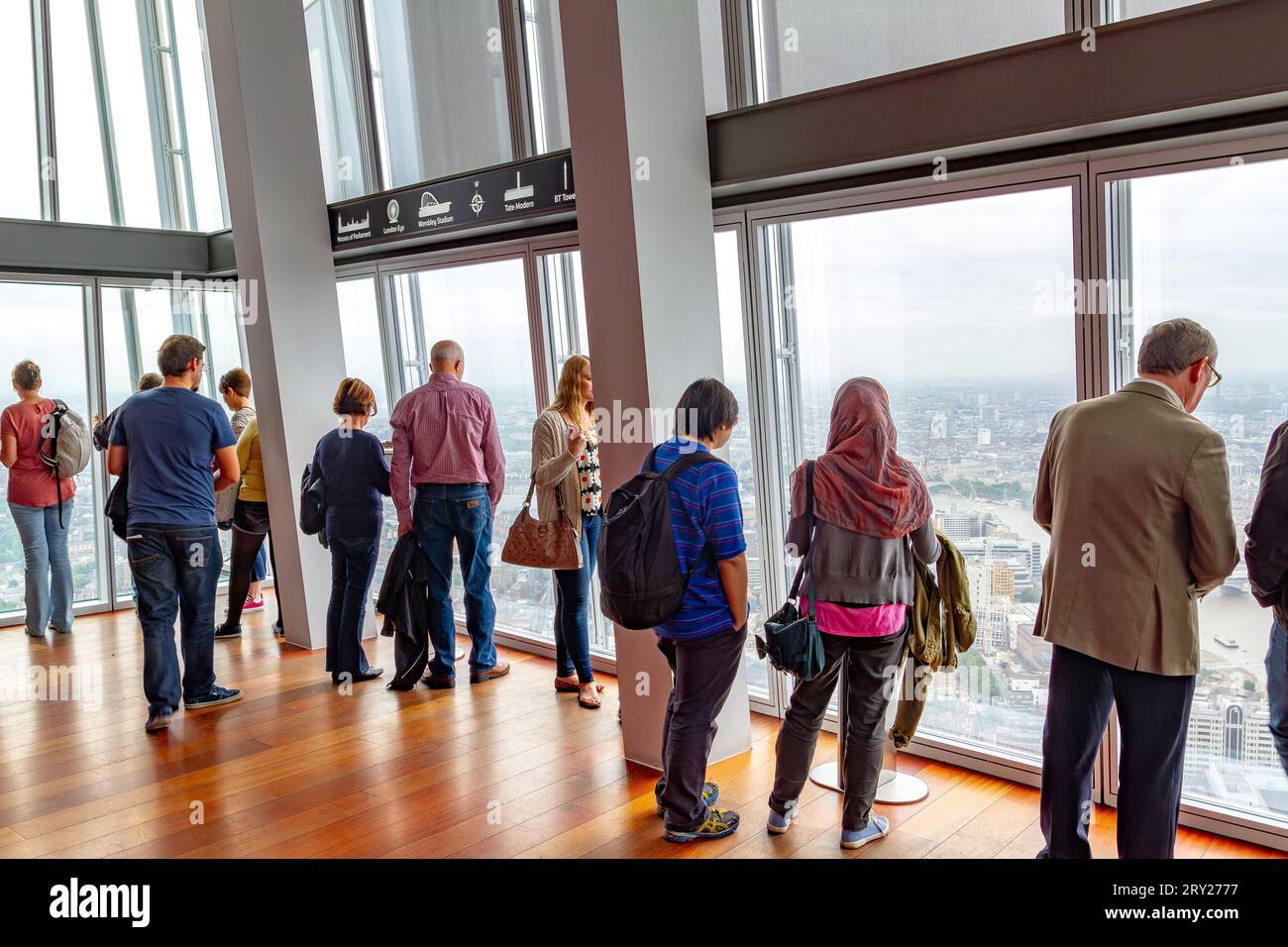 Persone che si godono la vista dalla piattaforma di osservazione dello Shard a Londra Foto Stock